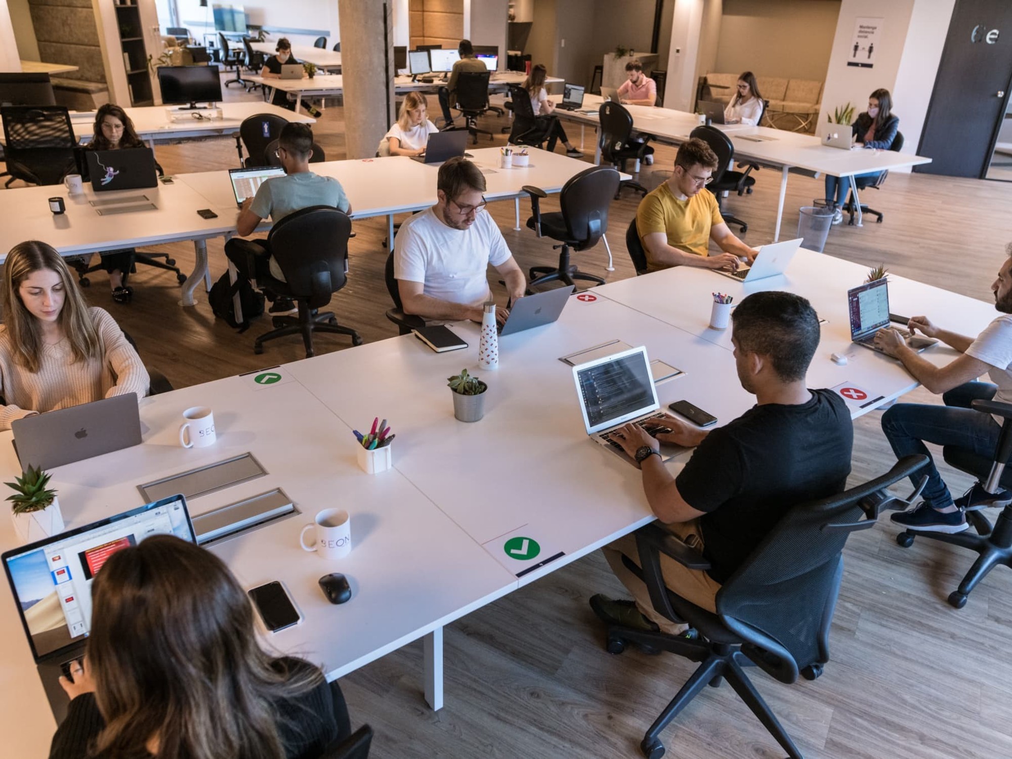 oficina de empresa tecnologica con personas trabajando frente a su computadora